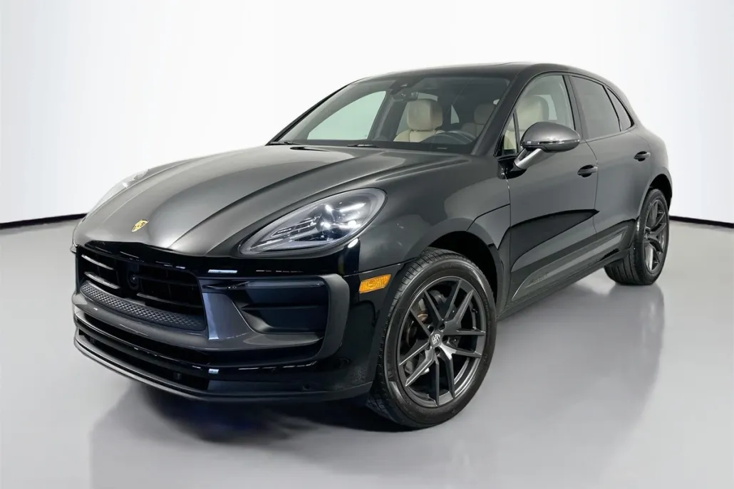 2023 Porsche Macan T photo 1