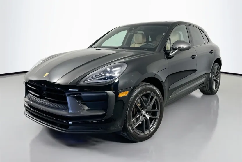 2023 Porsche Macan T photo 1