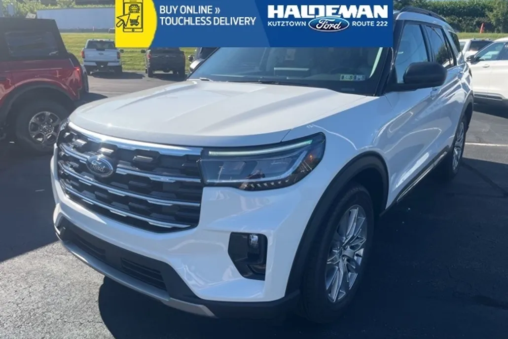 2025 Ford Explorer photo 1