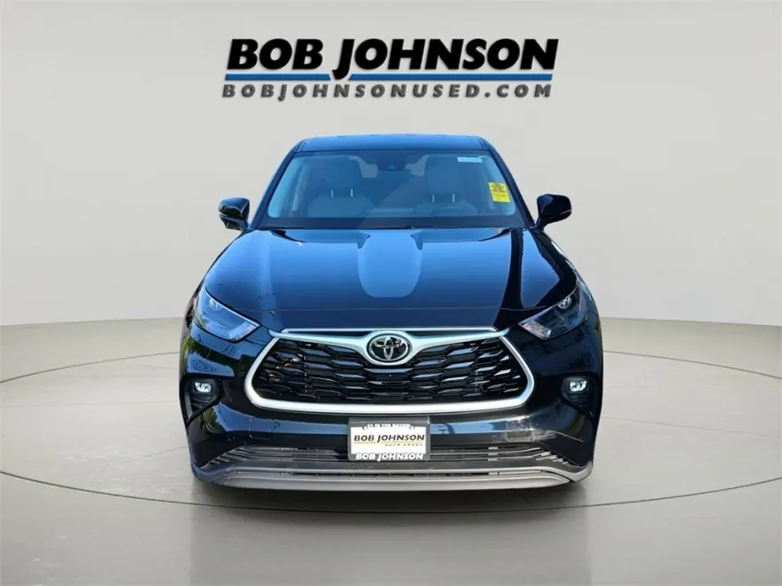 2022 Toyota Highlander LE photo 1