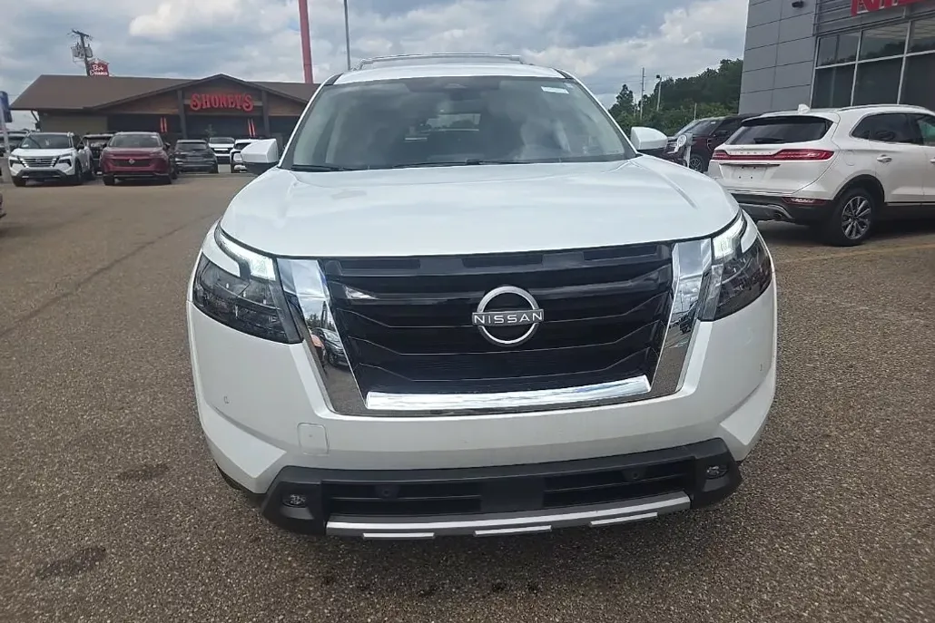 2025 Nissan Pathfinder SL photo 1