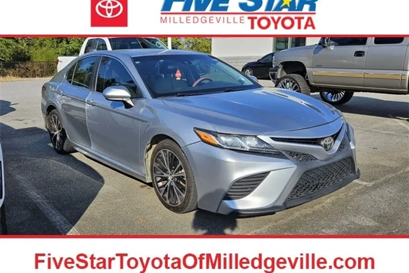 2018 Toyota Camry SE photo 1