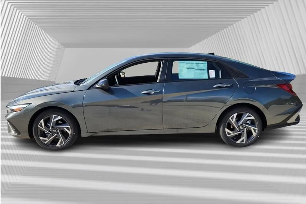 2025 Hyundai Elantra SEL Sport photo 1