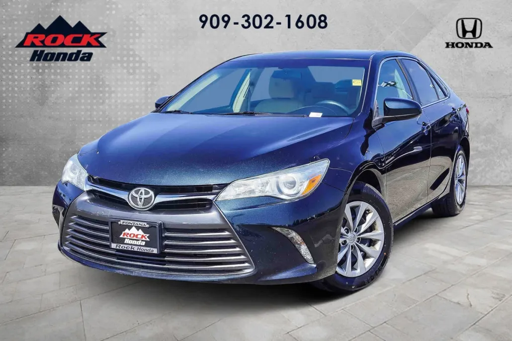 2015 Toyota Camry LE photo 1