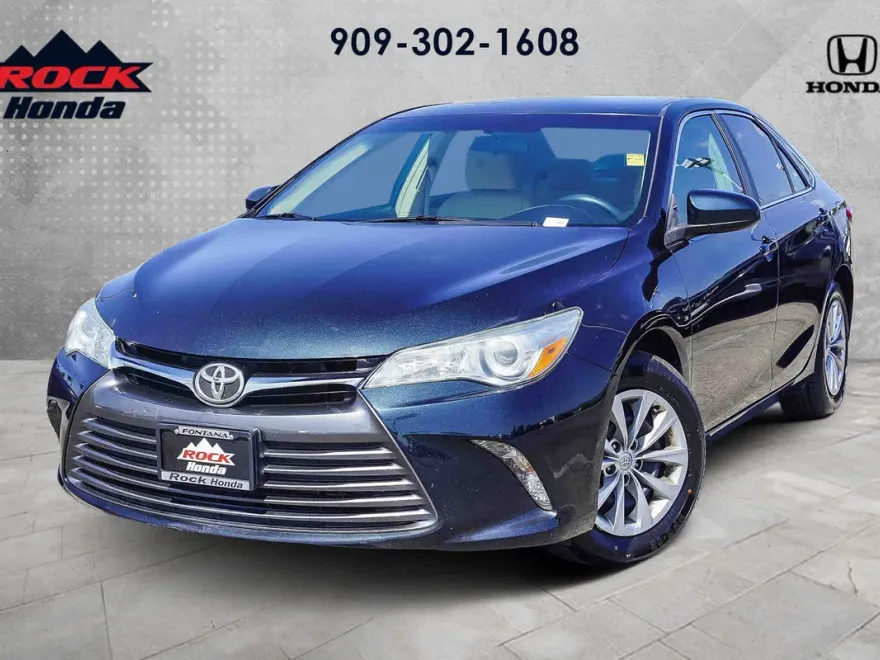 2015 Toyota Camry LE photo 1