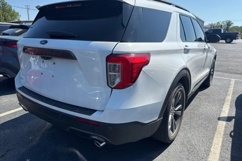 2021 Ford Explorer XLT photo 1