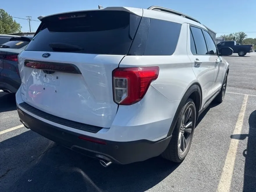 2021 Ford Explorer XLT photo 1