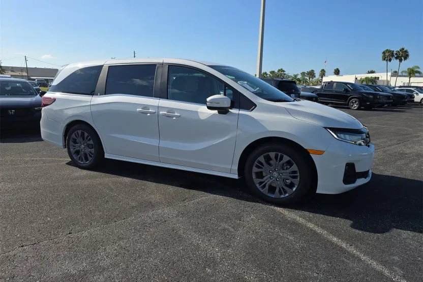 2026 Honda Odyssey Touring photo 1