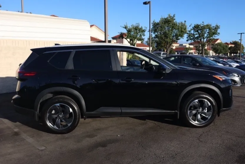 2025 Nissan Rogue SV photo 1
