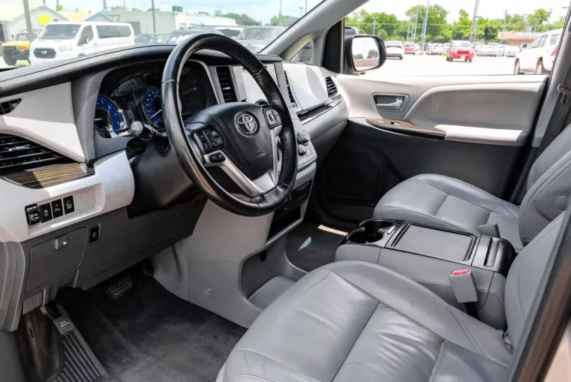 2015 Toyota Sienna XLE photo 1