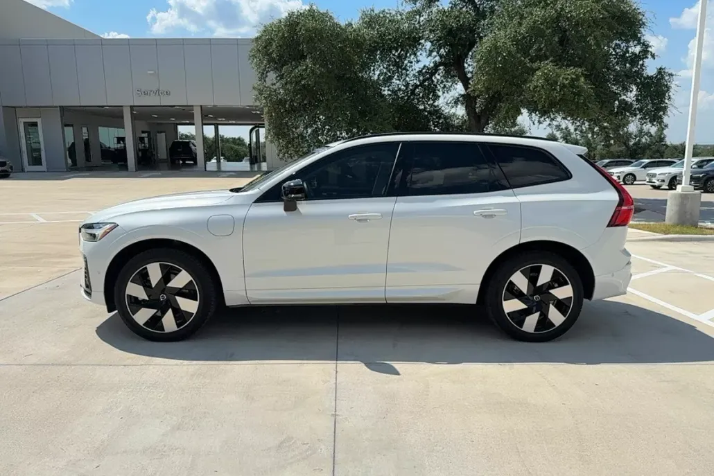 2024 Volvo XC60 Hybrid T8 Plus photo 1