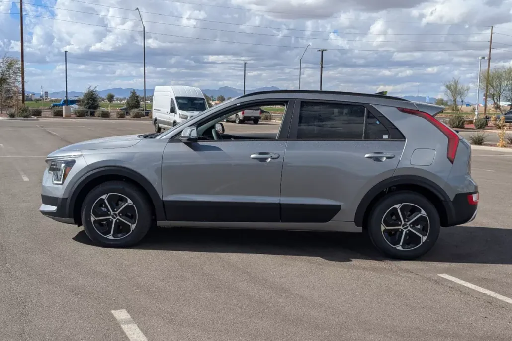 2025 Kia Niro EX photo 1