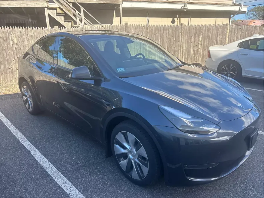 2024 Tesla Model Y Long Range photo 1