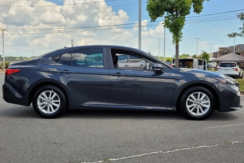 2025 Toyota Camry LE photo 1