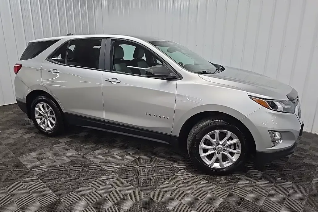 2021 Chevrolet Equinox LS photo 1