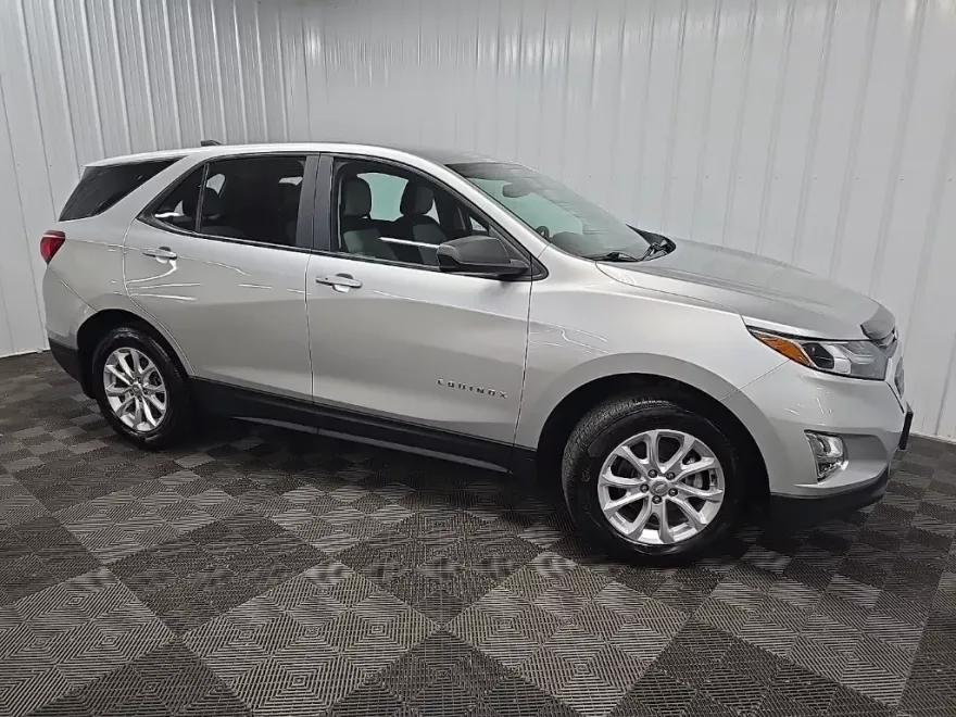 2021 Chevrolet Equinox LS photo 1