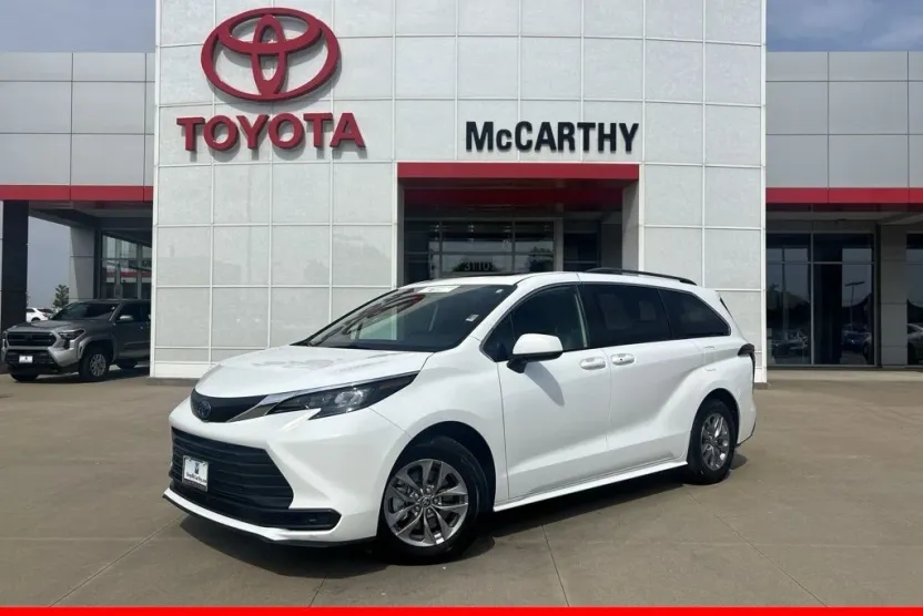 2025 Toyota Sienna LE photo 1