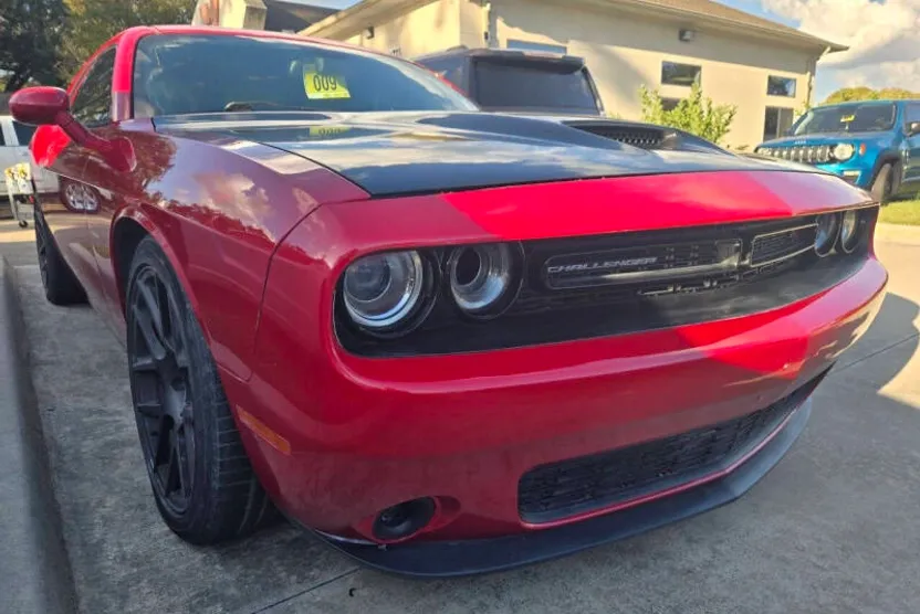 2015 Dodge Challenger SXT photo 1