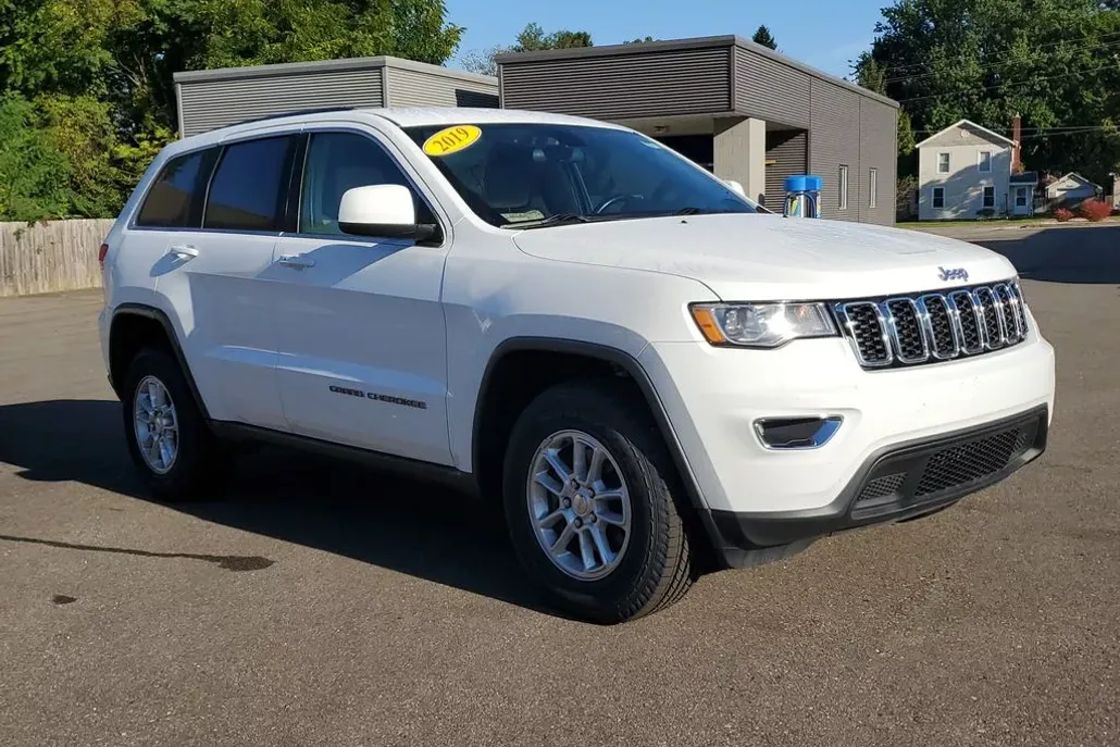 2019 Jeep Grand Cherokee Laredo photo 1