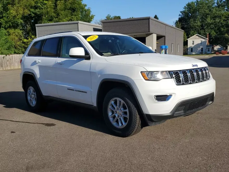 2019 Jeep Grand Cherokee Laredo photo 1