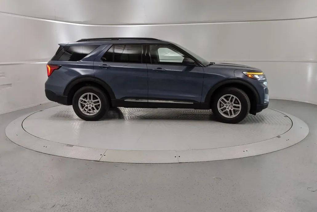 2025 Ford Explorer photo 1