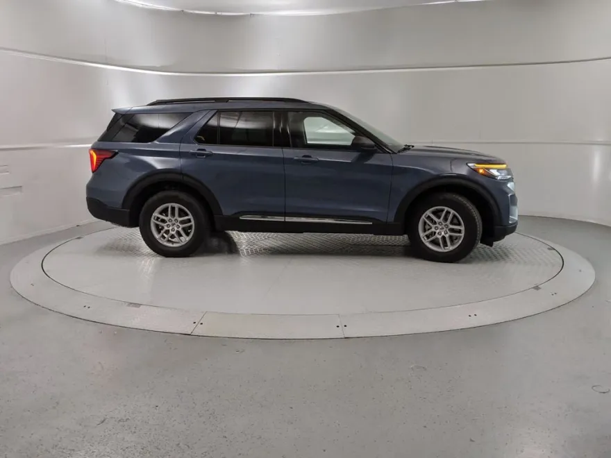 2025 Ford Explorer photo 1