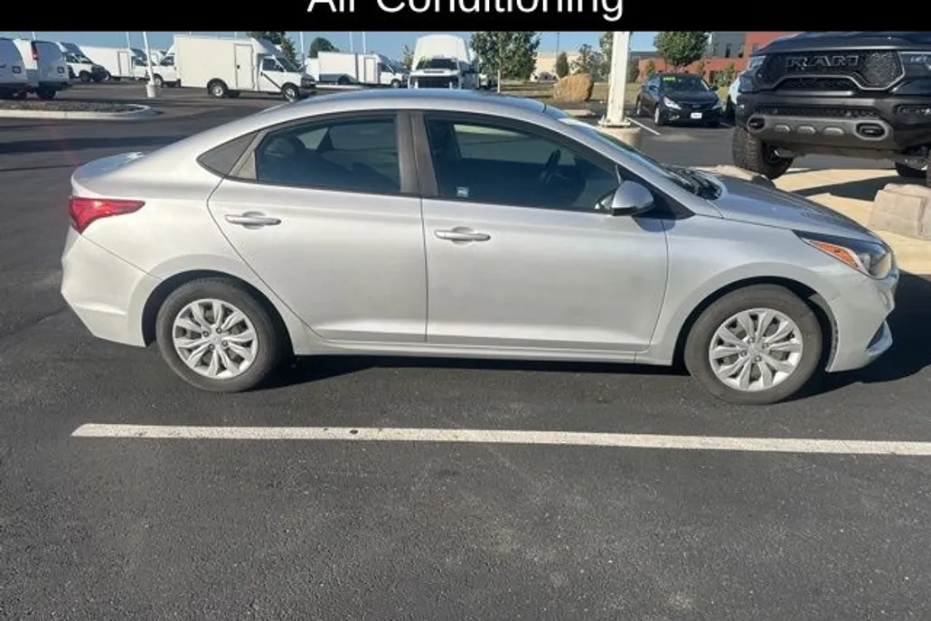2021 Hyundai Accent SE photo 1