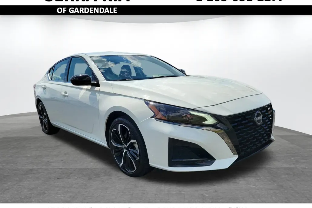 2025 Nissan Altima SR photo 1