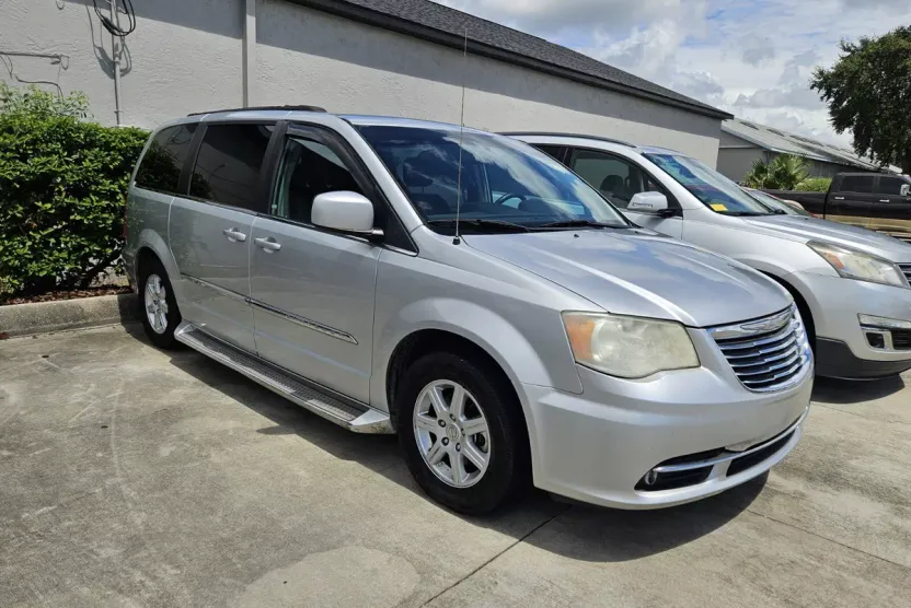 2011 Chrysler Town & Country Touring photo 1
