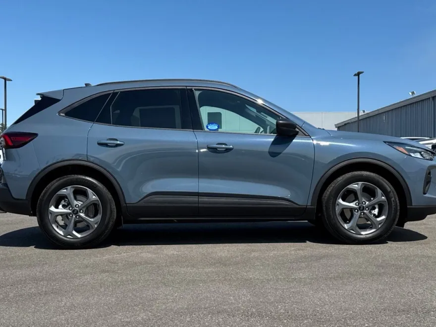 2025 Ford Escape ST-Line photo 1