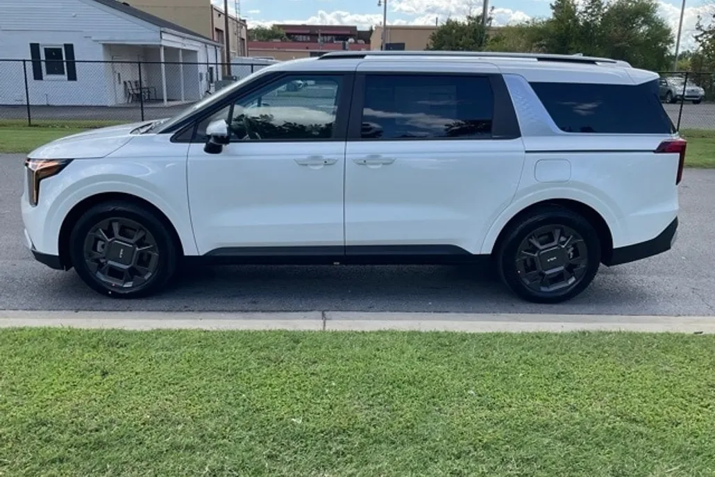 2026 Kia Carnival EX photo 1