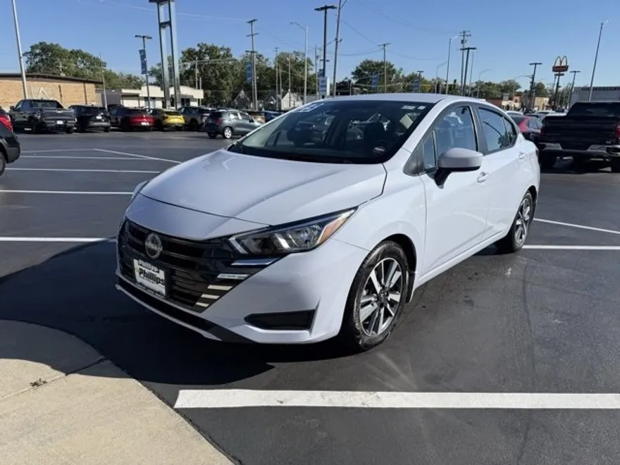 2023 Nissan Versa 1.6 SV photo 1