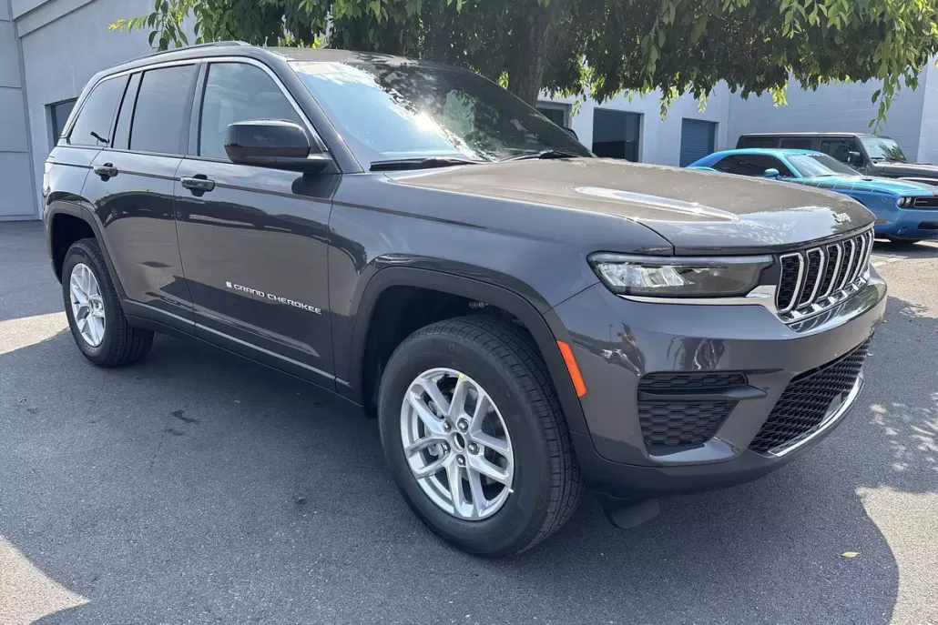 2025 Jeep Grand Cherokee Laredo photo 1