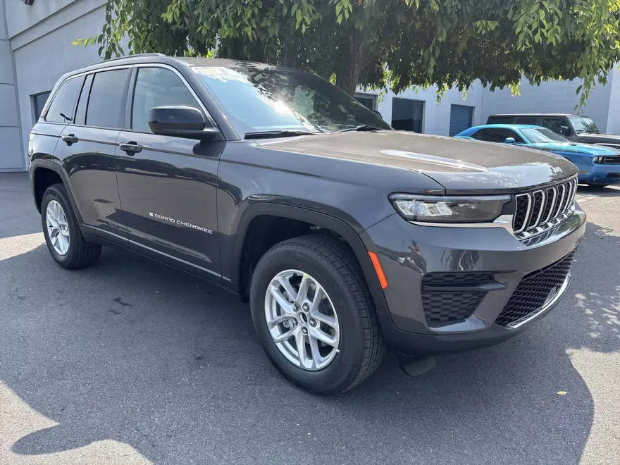 2025 Jeep Grand Cherokee Laredo photo 1