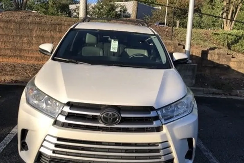 2018 Toyota Highlander LE photo 1