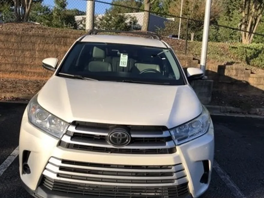 2018 Toyota Highlander LE photo 1