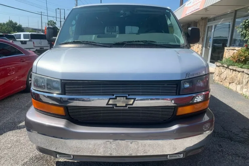 2004 Chevrolet Express Passenger 1500 photo 1