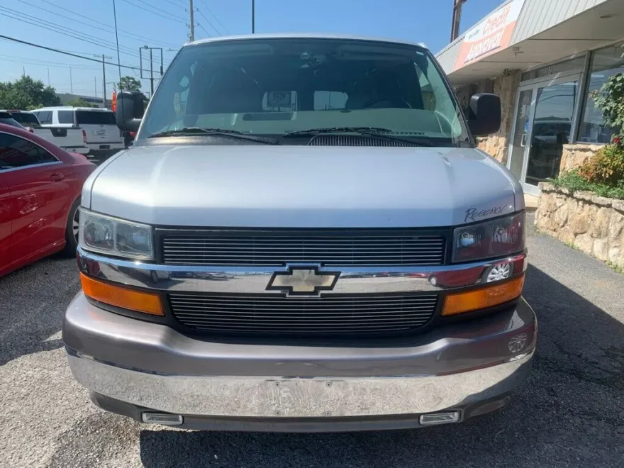 2004 Chevrolet Express Passenger 1500 photo 1