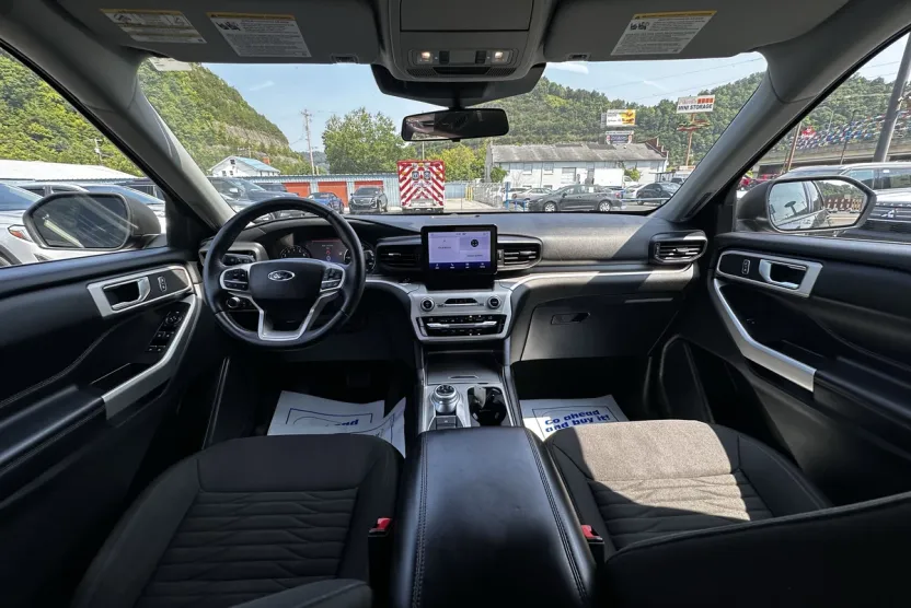 2021 Ford Explorer XLT Sport photo 1