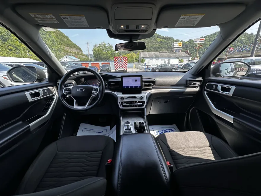 2021 Ford Explorer XLT Sport photo 1