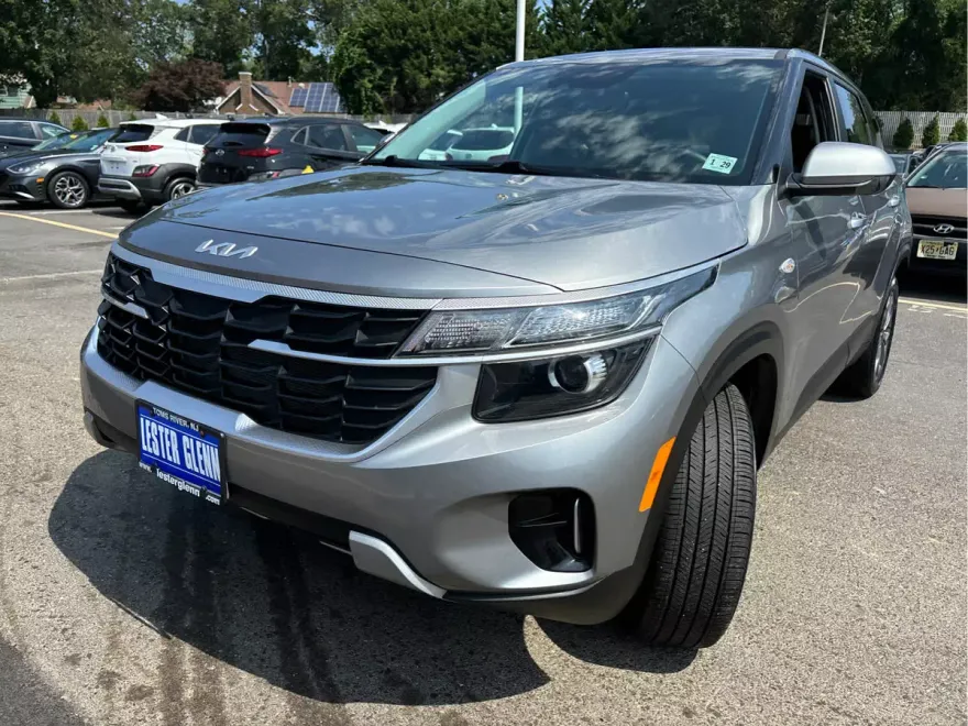2024 Kia Seltos LX photo 1