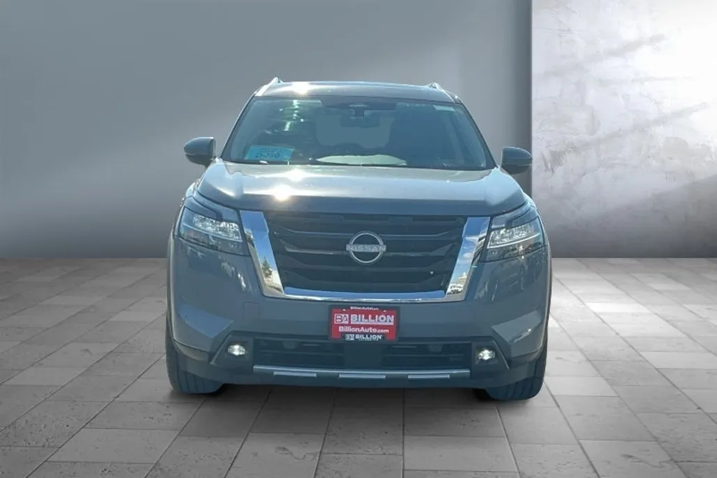 2022 Nissan Pathfinder Platinum photo 1