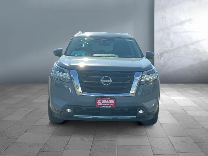 2022 Nissan Pathfinder Platinum photo 1