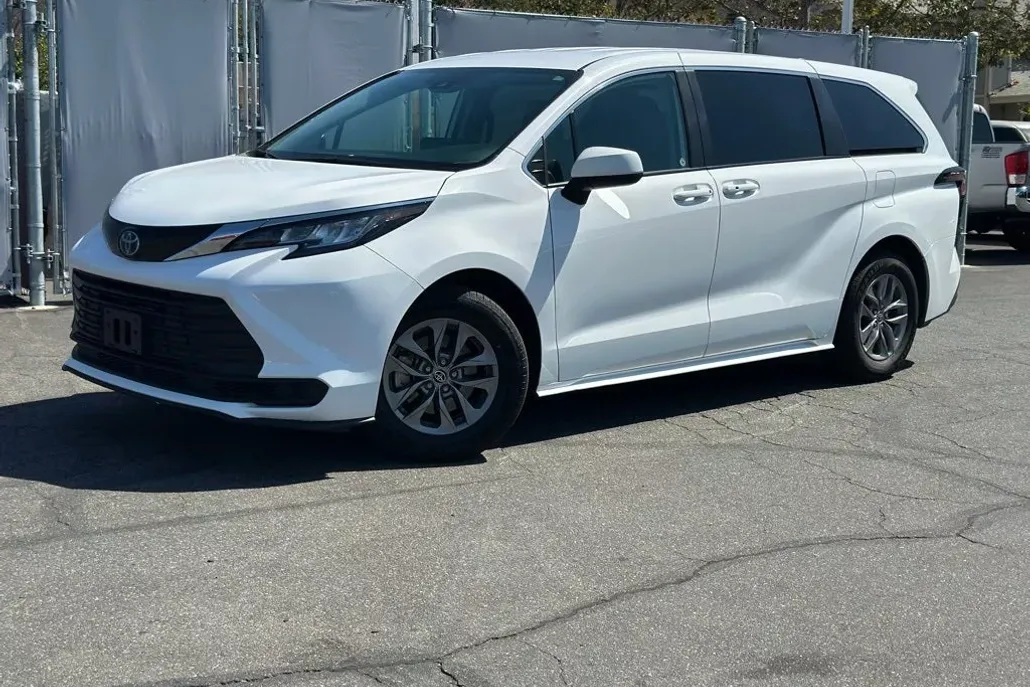 2023 Toyota Sienna LE photo 1