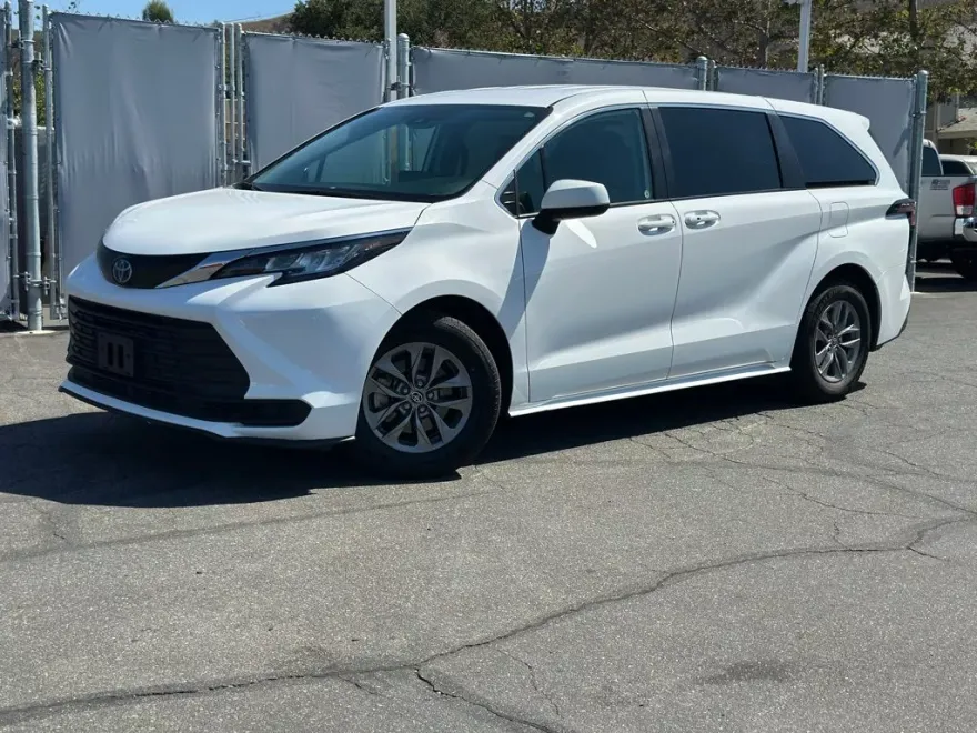 2023 Toyota Sienna LE photo 1