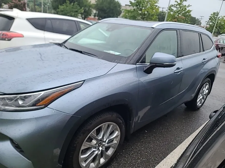 2022 Toyota Highlander Limited photo 1