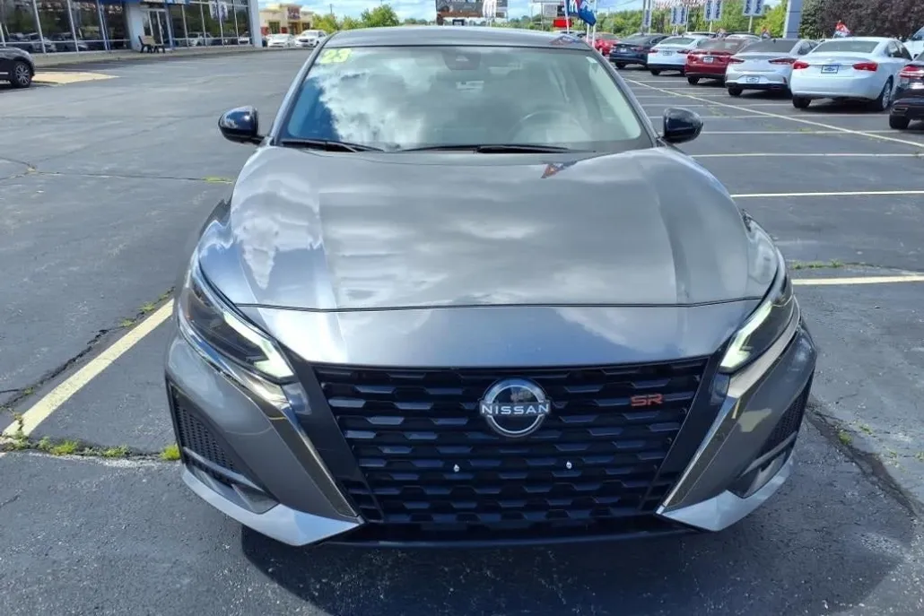 2023 Nissan Altima 2.5 SR photo 1