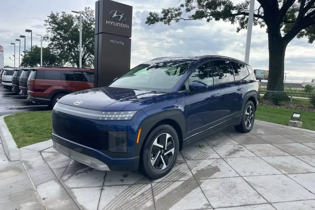 2026 Hyundai Ioniq SE photo 1