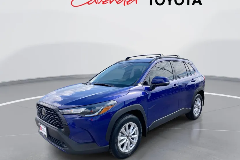 2023 Toyota Corolla Cross LE photo 1