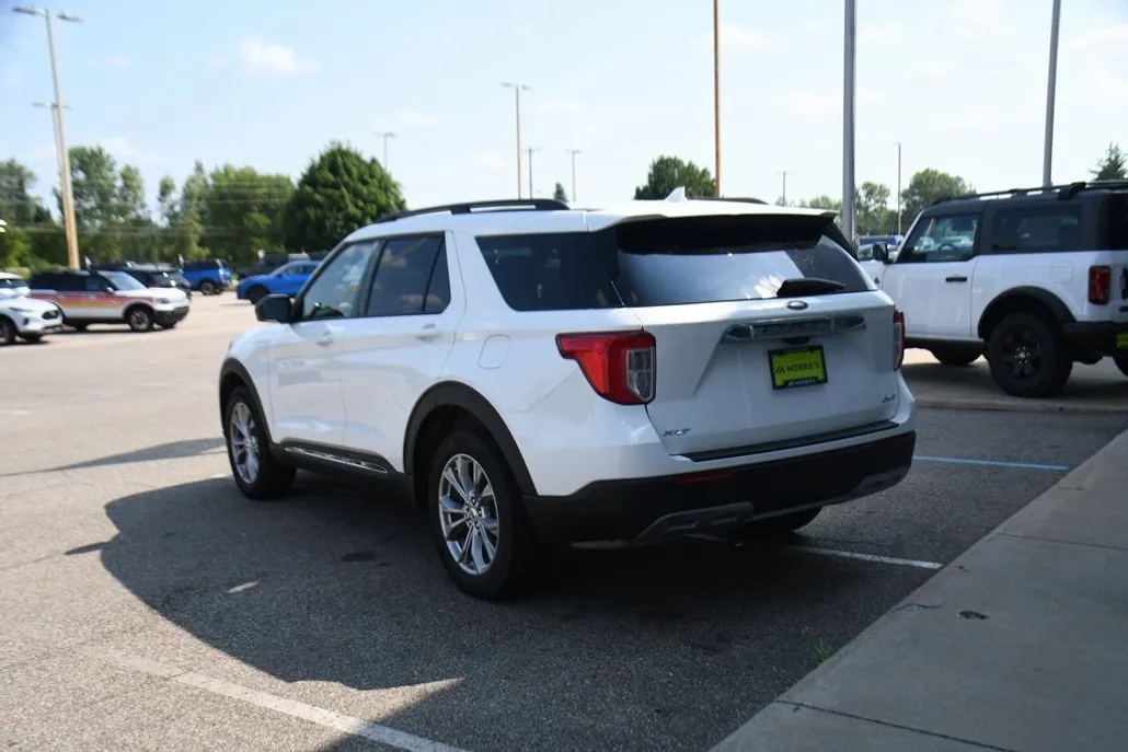 2023 Ford Explorer XLT photo 1